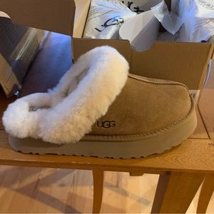 New in box UGG Disquette outdoor slipper size 10